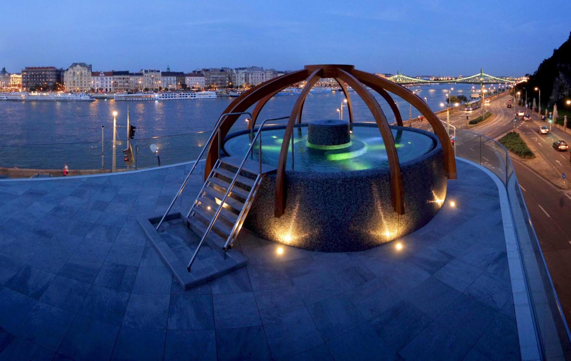 Casadeco Budapest Apt-Stunning New York Cafe View, Budapest